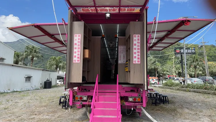 沐浴車內隔有多間浴室，可提供救災民眾洗熱水澡。何欣純提供