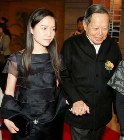 杨振宁娶小54岁的嫩妻翁帆轰动一时。翻摄自X