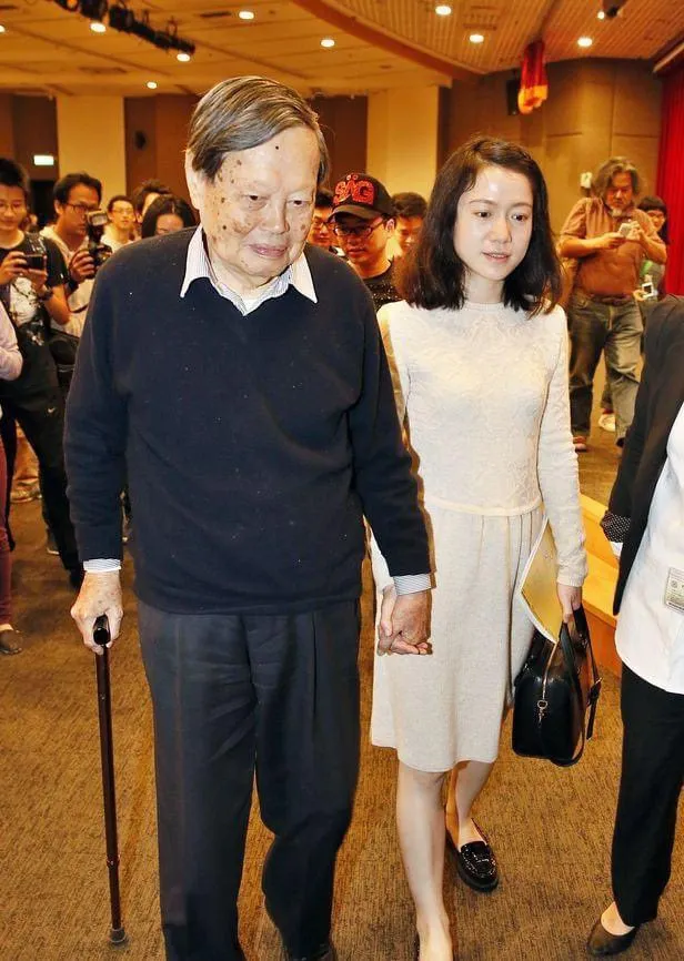 楊振寧與翁帆。翻攝自X