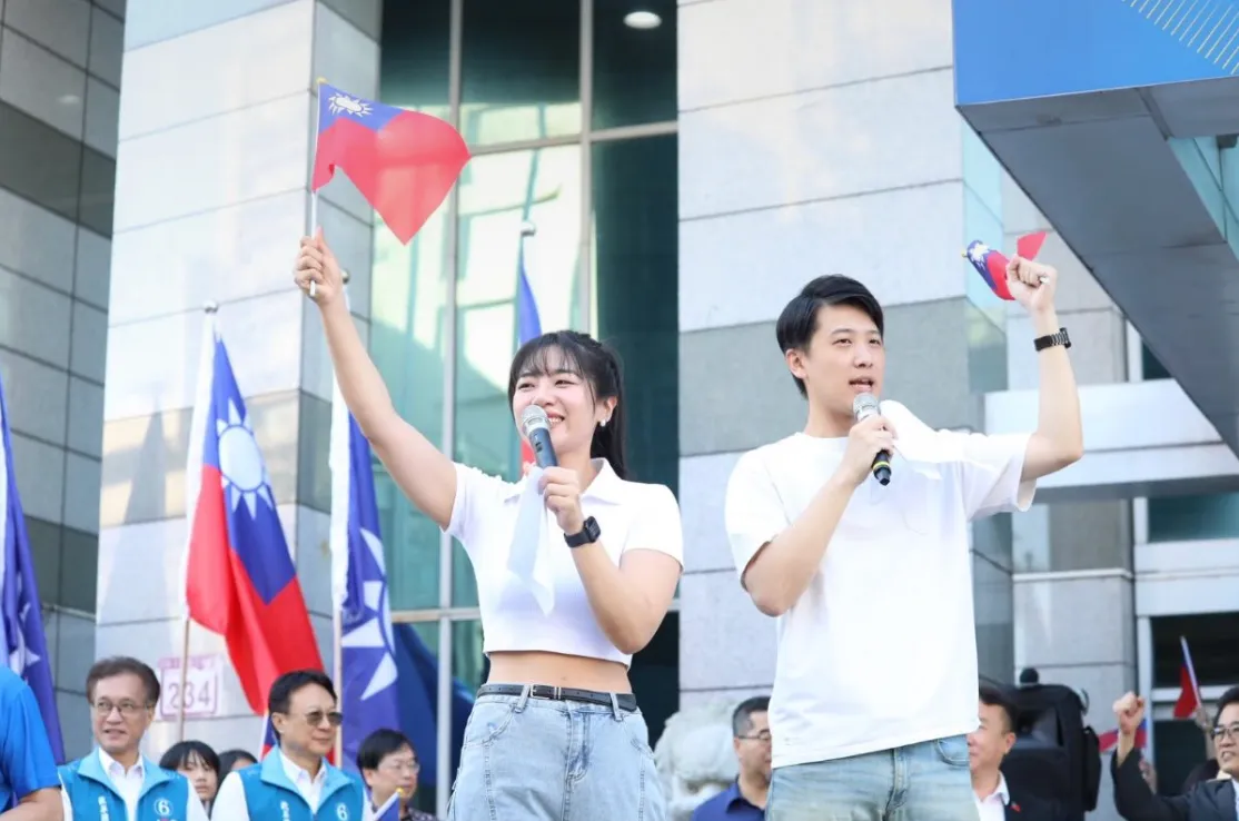 國民黨發言人鄧凱勛(右)、楊智伃(左)。翻攝自鄧凱勛臉書