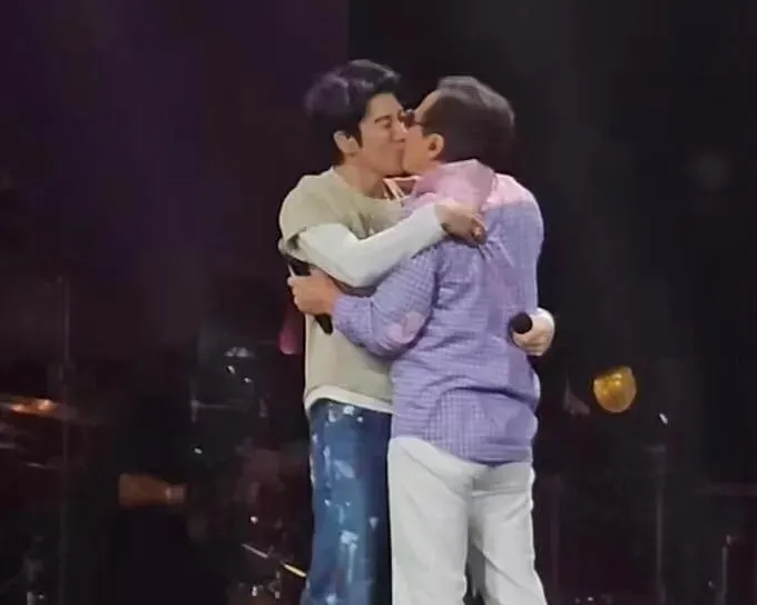 王力宏(左)與成龍昨晚場合再度上演男男吻,展現2人深厚的友誼。翻攝微博