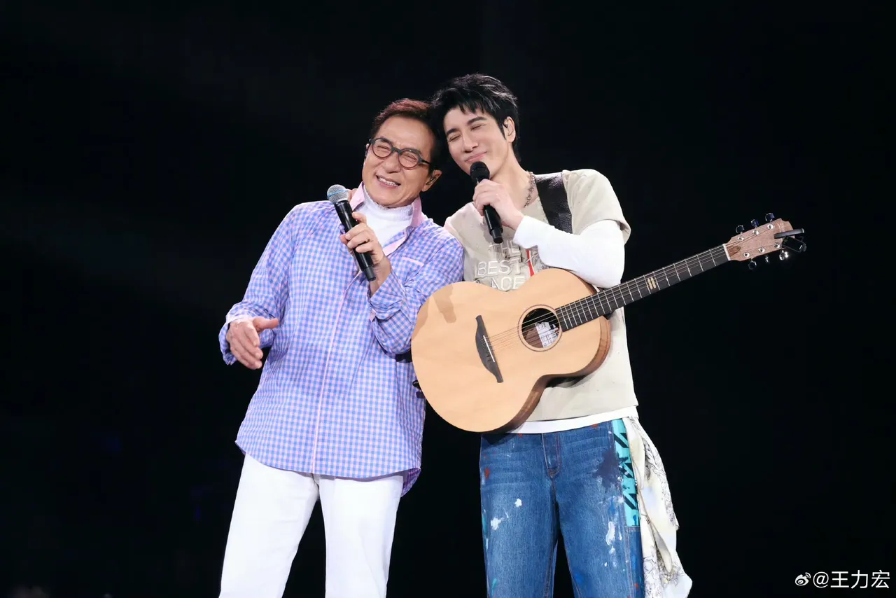 王力宏(右)昨晚演唱会,邀来成龙担任嘉宾。摘自微博