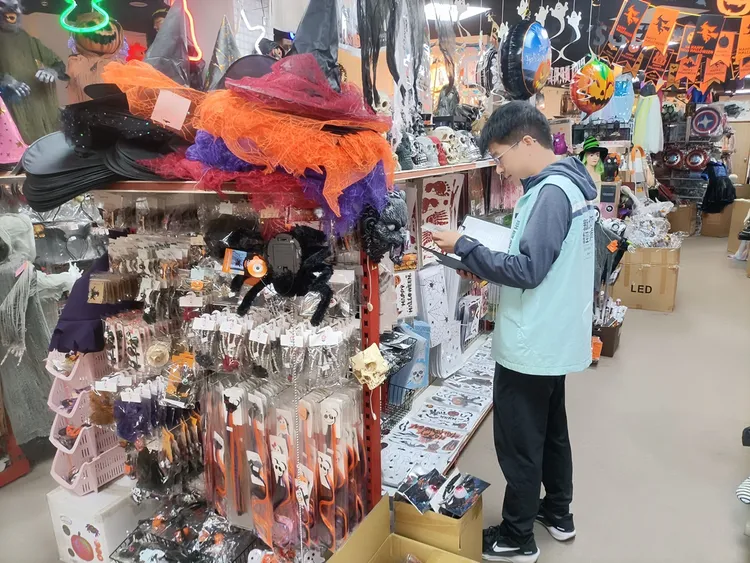 新北市经发局特别针对辖内商家办理万圣节商品专案抽查,共抽查400件商品,其中80件标示不合格。经发局提供