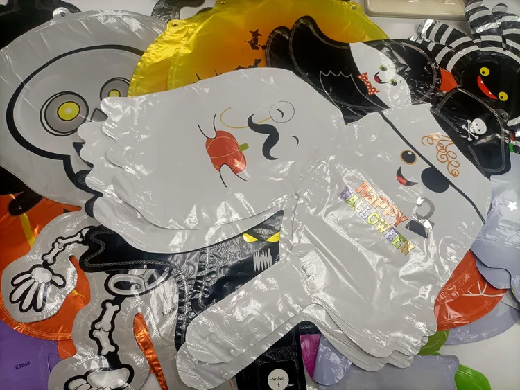 萬聖節派對常用到的氣球，未標示「商品名稱、製造商或進口商 (名稱、地址、電話)、原產地、主要成份或材料、適用之年齡、使用方法或注意事項、警告標示」等資訊。經發局提供
