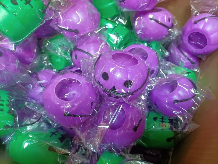 南瓜燈提籃未標示「商品名稱、製造商或進口商 (名稱、地址、電話)、原產地、主要成份或材料、製造年月、淨重、容量、數量或度量」等資訊。經發局提供