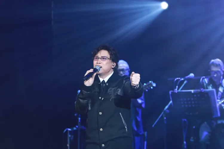 蘇永康唱到激動處，幾度握拳。遠傳電信、D-SHOW提供