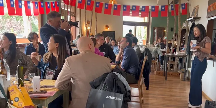 羅馬台僑舉行中秋國慶聯歡會，現場掛滿國旗，近百位台僑與義大利嘉賓參加。 中央社