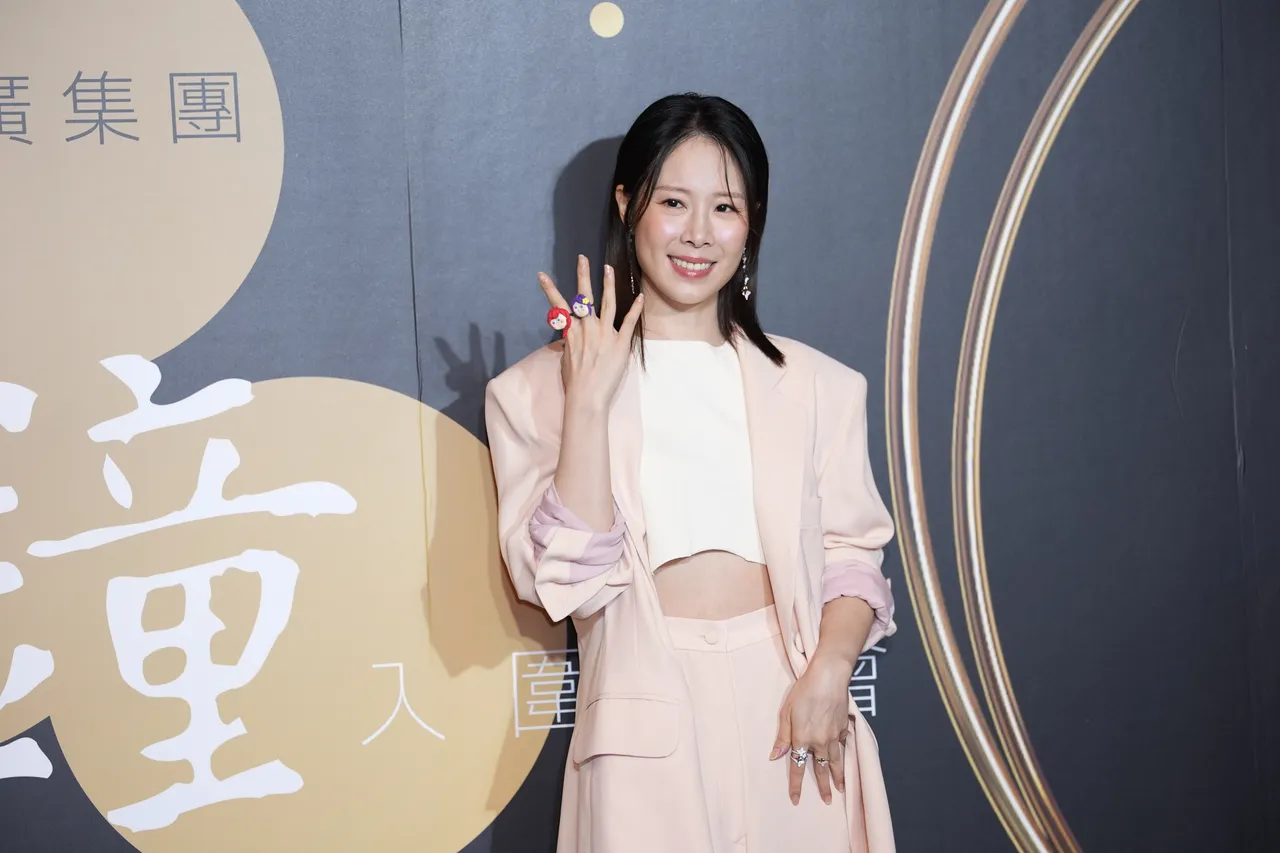 爆花秀出女儿做的幸运物。彭欣伟摄