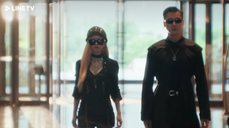 趙露思（左）與陳偉霆出任務，扮成電影《暮光之城》的角色。LINE TV提供