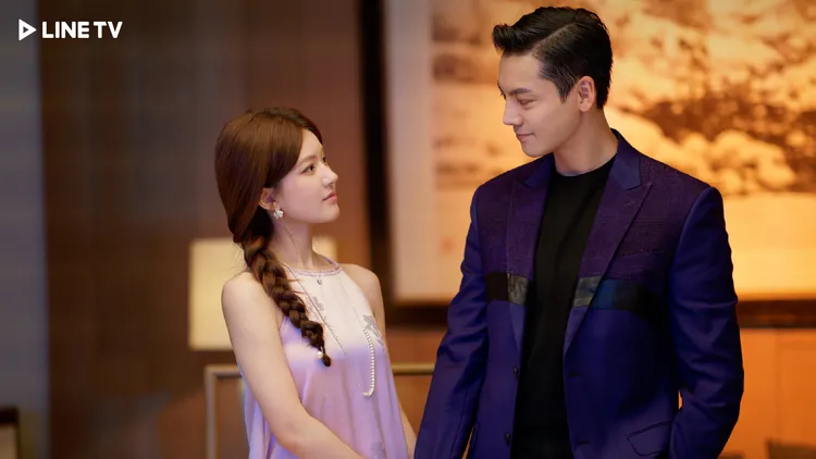 趙露思（左）與陳偉霆扮演假面夫妻。LINE TV提供