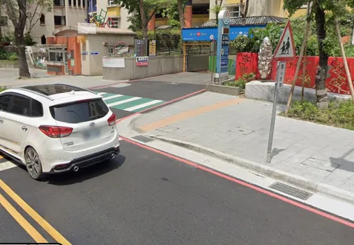 汽車排隊進停車場違停回堵大馬路!騎士怒拍車身大罵釀糾紛 蘆洲警:加強取締