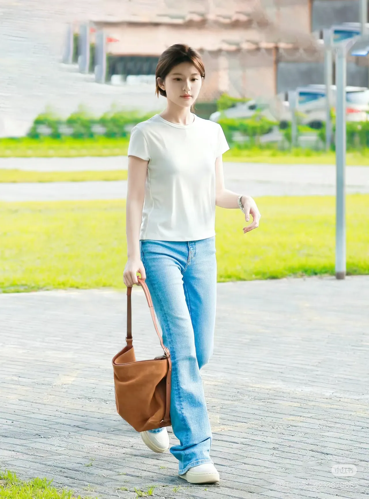 赵露思在《许我耀眼》中拎上RABEANCO DON Hobo Bag。翻摄小红书