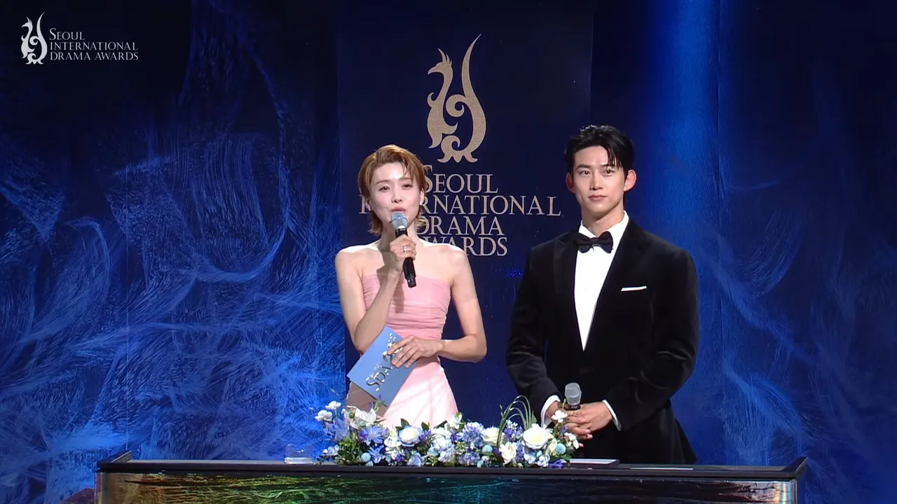 颁奖典礼由张度练(左)、2PM的玉泽演主持。翻摄SDA YouTube