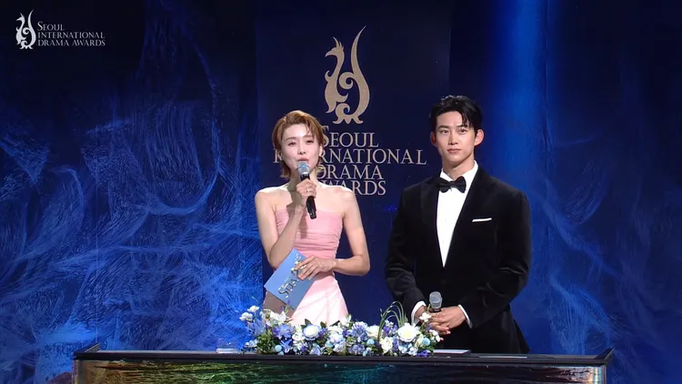 頒獎典禮由張度練（左）、2PM的玉澤演主持。翻攝SDA YouTube