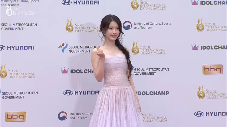 IU以粉紫色禮服走紅毯飄仙氣。翻攝SDA YouTube