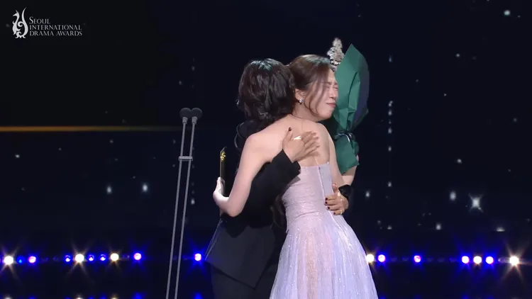廉惠蘭（左）頒獎給《苦盡柑來遇見你》的女兒IU。翻攝SDA YouTube