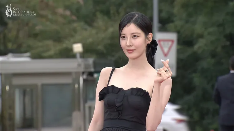 少女時代老么徐玄擔任頒獎人。翻攝SDA YouTube