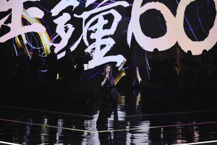 江淑娜以不同造型獻唱。翻攝三立YT