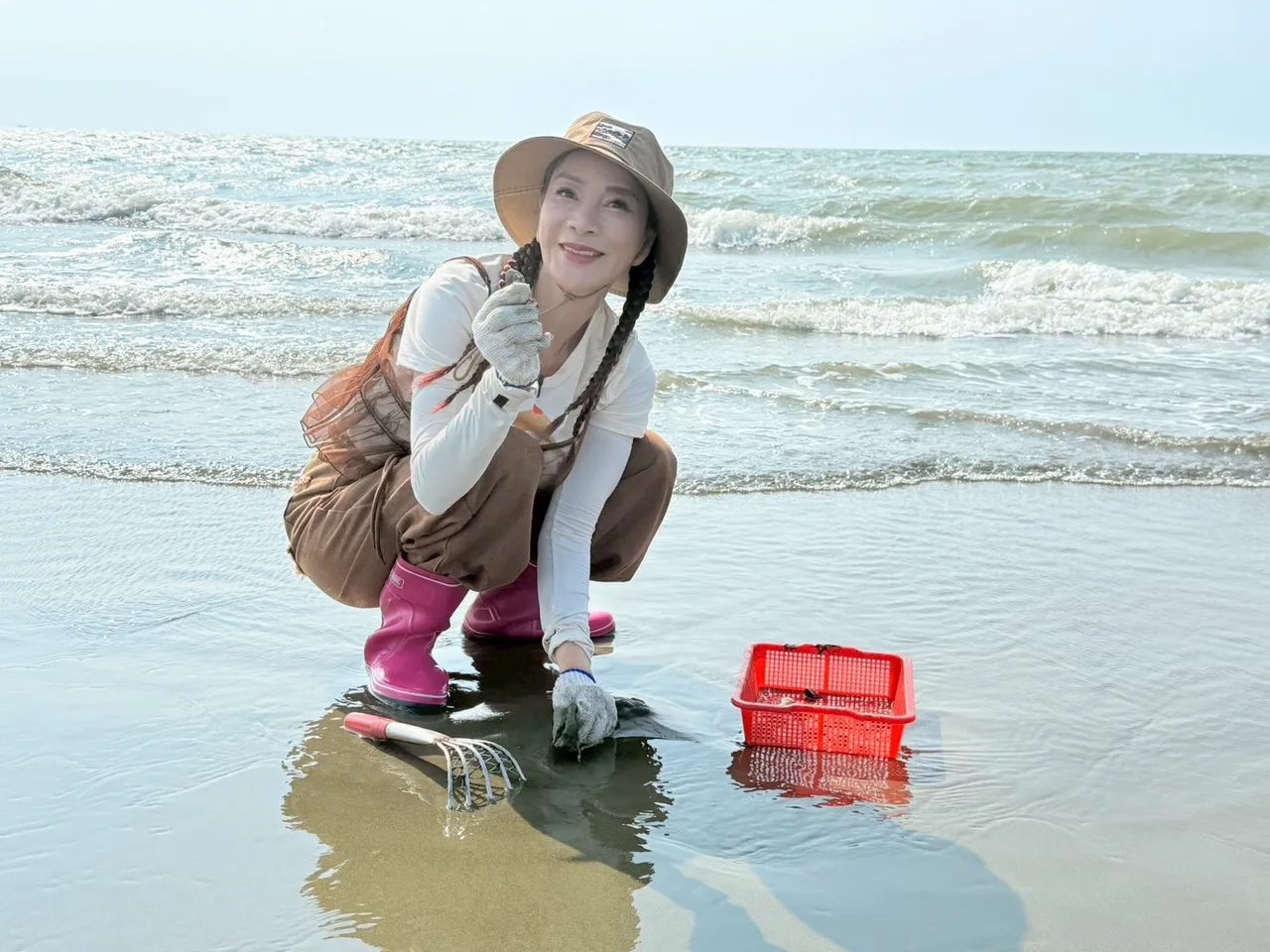 杨绣惠挖韩国文蛤。民视提供