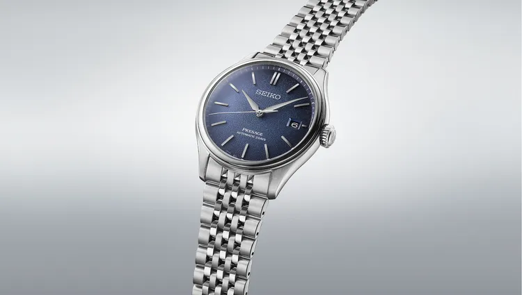 大三針腕錶SPB525J1採用以微光澤的細膩紋路呼應絲綢面料所設計的面盤。品牌提供