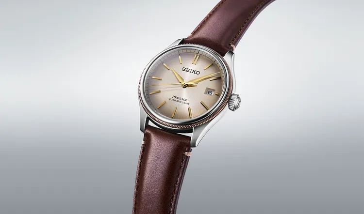 皮革限量款面盤以「白茶色Shiracha」為基調渲染出柔和漸層效果。品牌提供