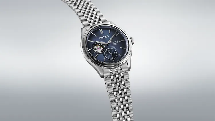 鏤空款SPB527J1則以藍色放射狀紋理面盤重現生絲質感。品牌提供