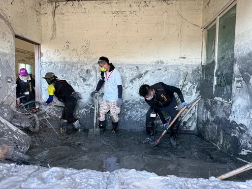 网红宾宾哥出动10多台挖土机进花莲灾区 呼吁台风将至勿进
