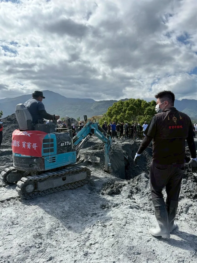 賓賓哥（右）自掏腰包、出動10多台挖土機進花蓮災區。翻攝賓賓哥臉書