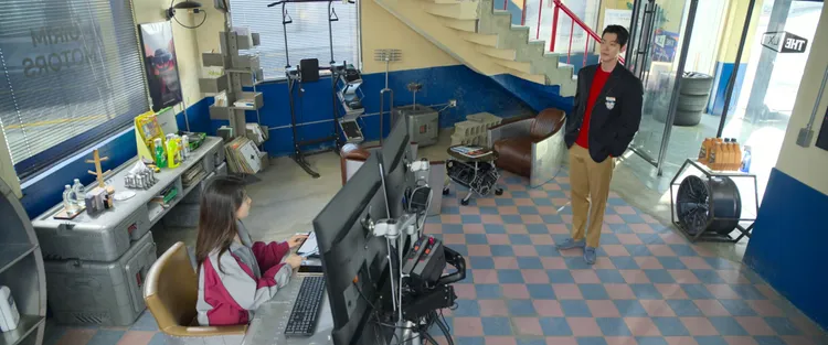 金宇彬（右）睽違12年重新穿上《繼承者們》的校服。翻攝Netflix