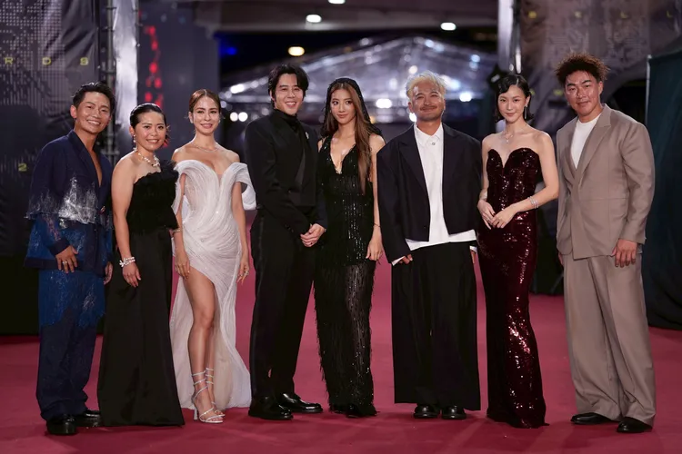 郭泓志（右）昨晚與《上船了各位！》團隊走上金鐘紅毯。攝影中心攝