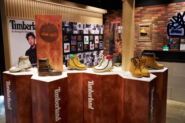 歷屆經典黃靴聯名款展示區。品牌提供