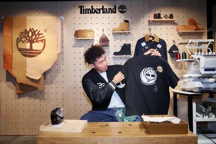 郭泓志現場體驗Timberland客製電繡。品牌提供