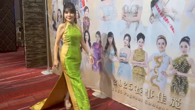 執行長林品君展示與會佳麗身穿的旗袍，都是量身打造，極具個人風格。莊曜聰攝