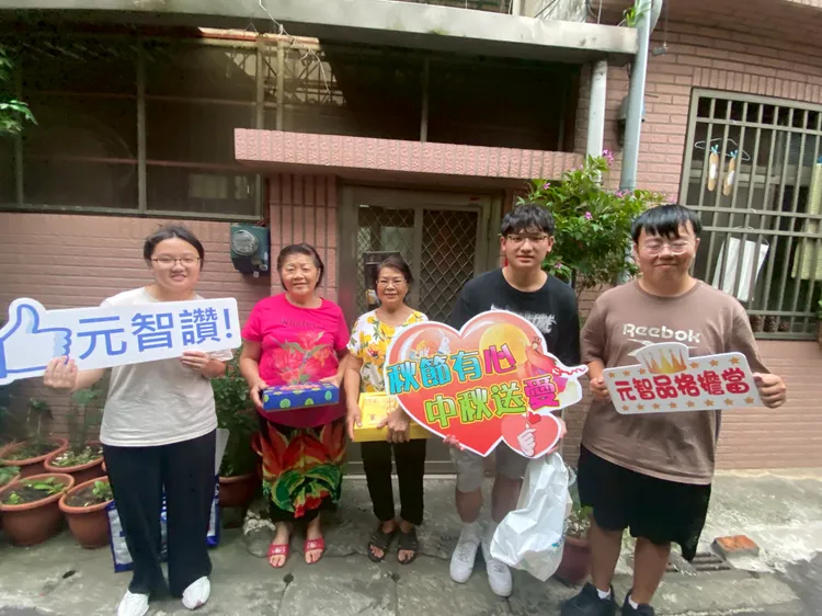 元智大學生中秋送暖。元智大學提供