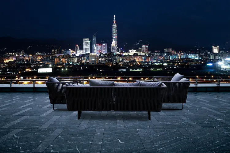 INGE’S Bar & Grill餐廳的高空露臺可看到101等景觀。台北萬豪提供