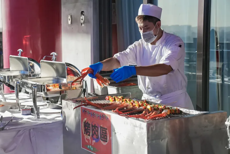 中秋星空烤肉活動可吃到現烤松葉蟹、和牛漢堡等料理。台北圓山大飯店提供