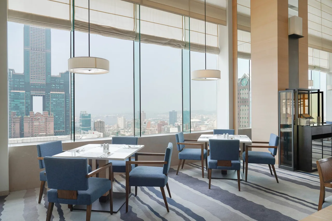 Cozzi THE Roof餐厅拥有270度高空景观。和逸饭店提供