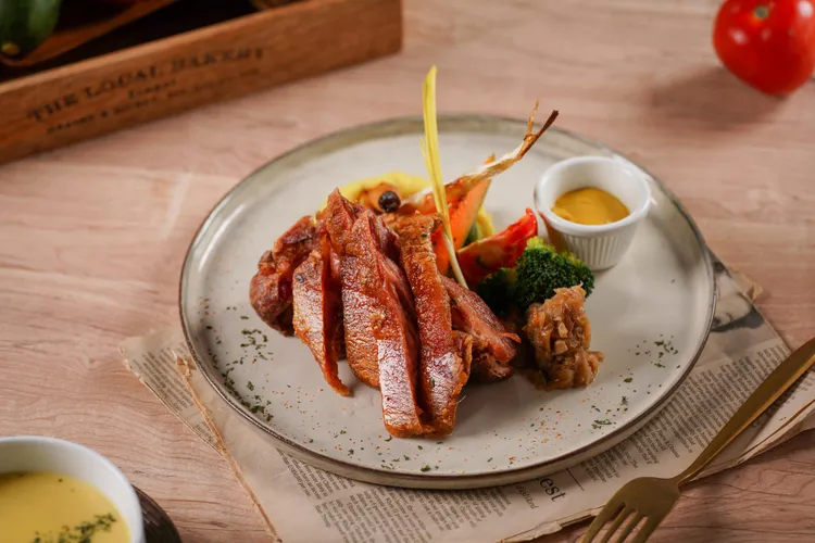 週年慶餐飲優惠可享4人同行1人免費。和逸飯店提供