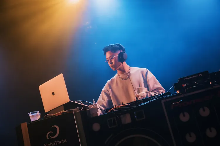 「Nespresso白日咖啡派對」以咖啡結合音樂，為派對文化帶來全新視角。特別邀請以 Neo-Soul 曲風聞名的音樂創作者LINION化身 DJ，帶領觀眾沉浸於 The Weeknd 音樂魅力。業者提供