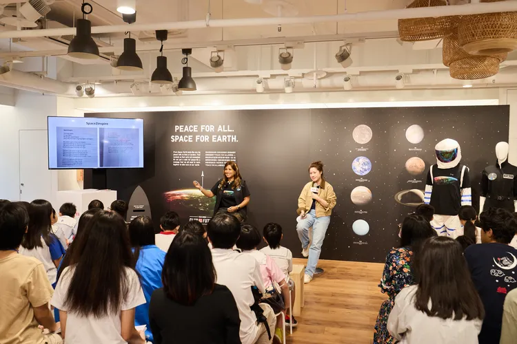 Dr. Proctor現場分享設計靈感慈善T恤。品牌提供