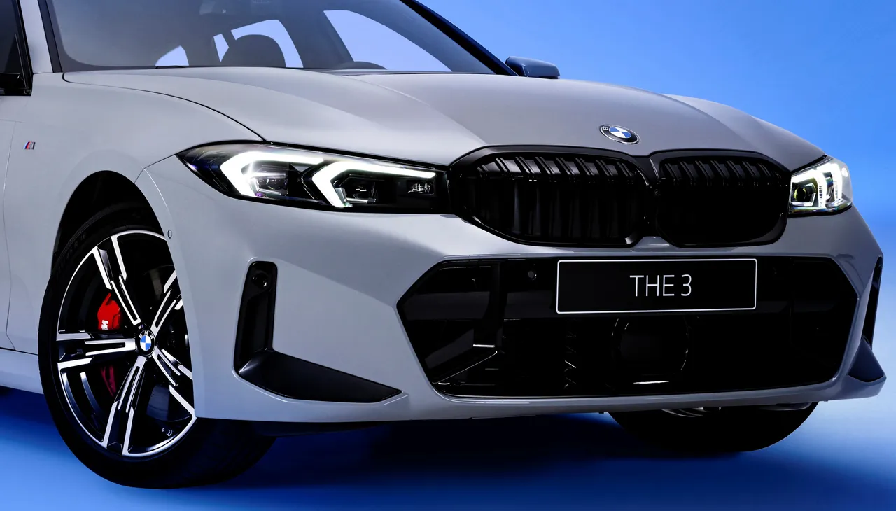 全新BMW 320i Touring 50 Jahre 限量版以320i Touring M Sport车型为基础,升级熏黑造型头灯、黑色高光泽套件、红色M煞车套件与M缝线安全带等M Sport进阶套件阵容,并加入3系列50周年专属纪念元素。业者提供