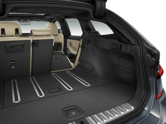 BMW 320i Touring 50 Jahre限量版後行李廂空間起始容量達500公升，最高可擴充至1,510公升。業者提供