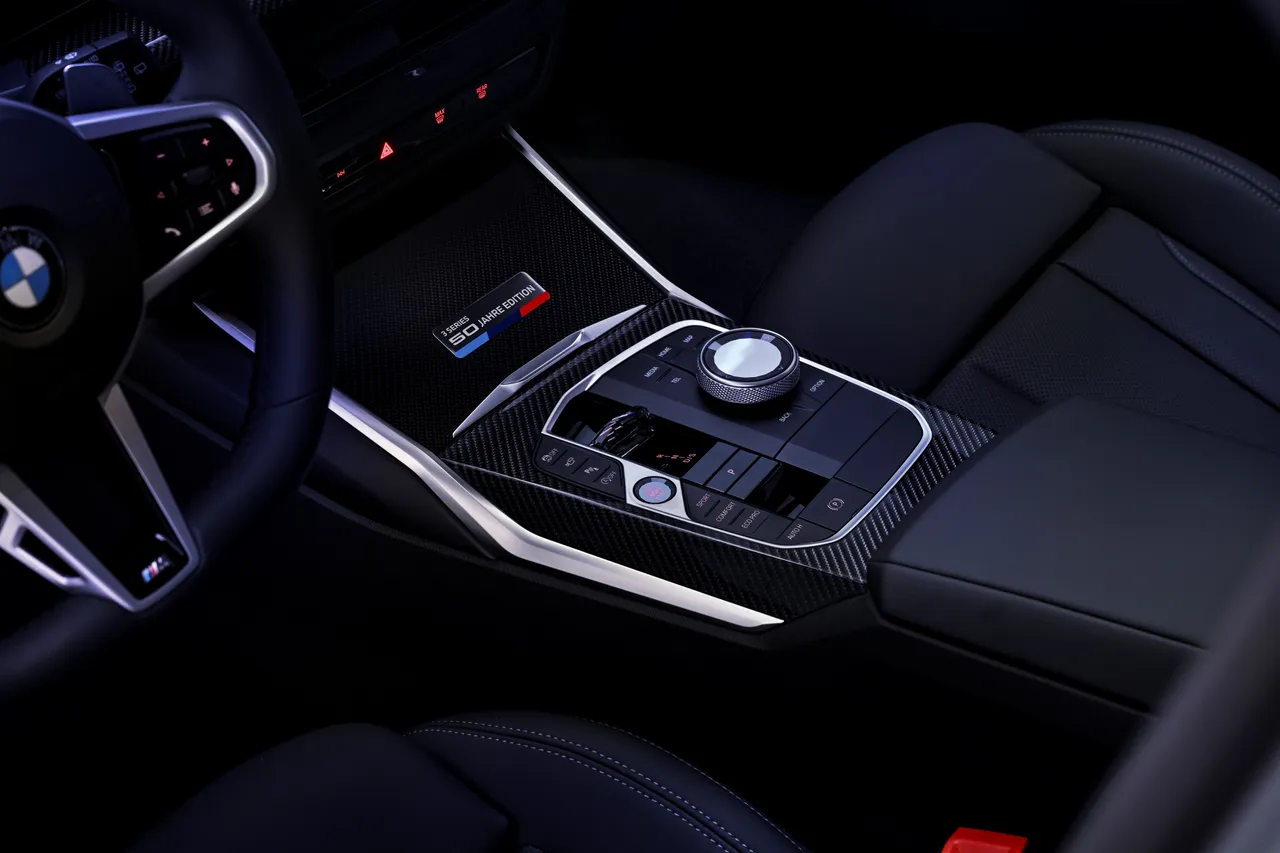 全新BMW 320i Touring 50 Jahre 限量版车室中央镶嵌50 Jahre中控铭牌,并采用M碳纤维饰板。业者提供