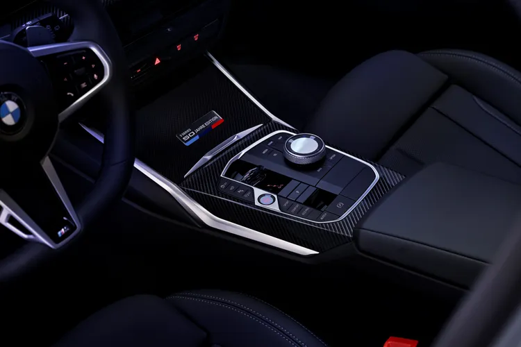全新BMW 320i Touring 50 Jahre 限量版車室中央鑲嵌50 Jahre中控銘牌，並採用M碳纖維飾板。業者提供