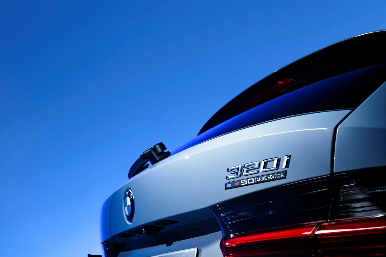 全新BMW 320i Touring 50 Jahre 限量版车尾采用3D立体L型尾灯与动感折线造型,并镶嵌50 Jahre专属铭牌。业者提供