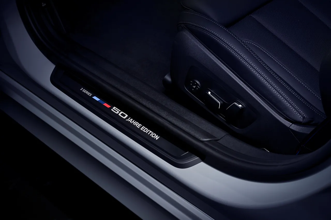 全新BMW 320i Touring 50 Jahre限量版以新世代设计语汇勾勒出全面进化的豪华科技座舱,透过精致材质与细腻铺陈,展现专属纪念版的独特风格。业者提供