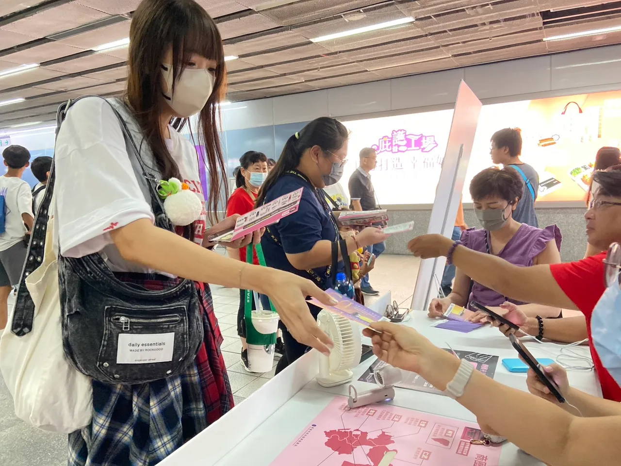 高市府经发局发放商圈夜市优惠券,粉丝听演唱会还可享好康。读者提供