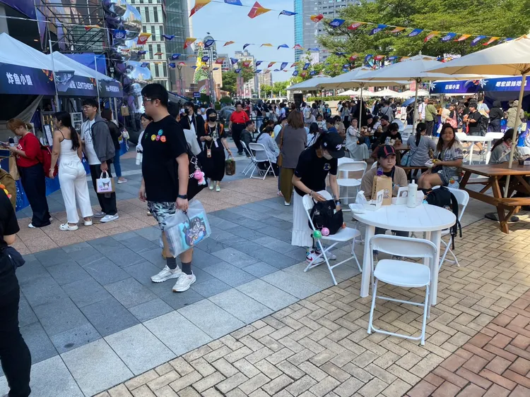 場外的美食市集吸引粉絲及路過民眾目光。讀者提供