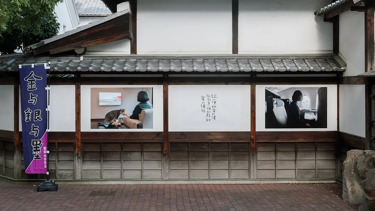 「辣台妹写真辑」在日本展览。翻摄自蔡英文IG