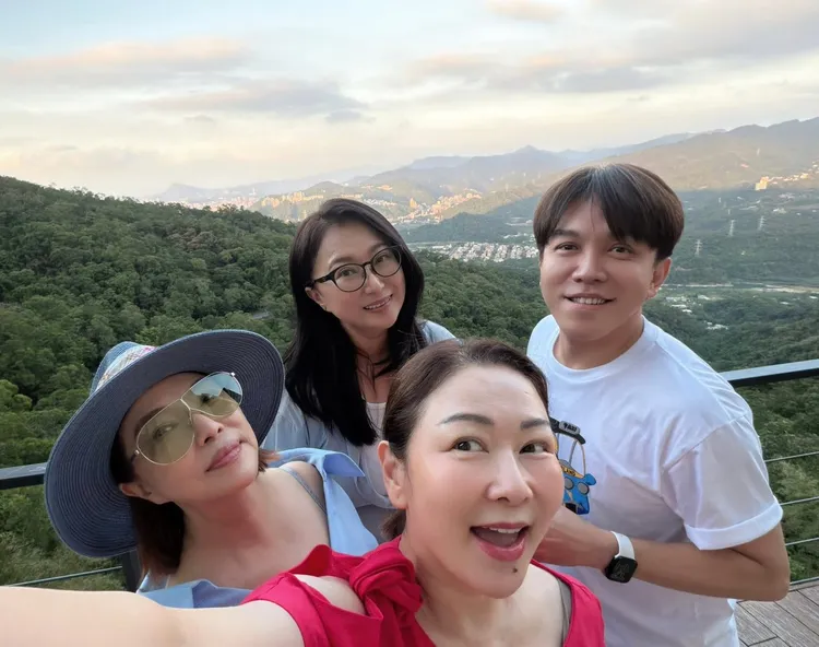 三大歌后與許志豪歡慶中秋。翻攝張秀卿臉書粉絲團